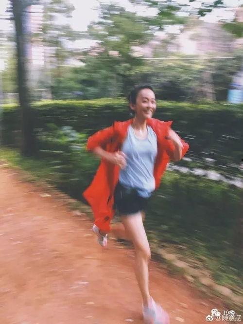 女明星跑步抖,运动魅力与时尚风采