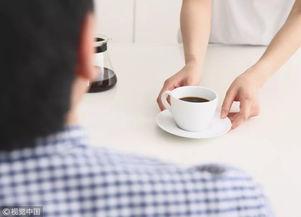 女子喝老公的尿